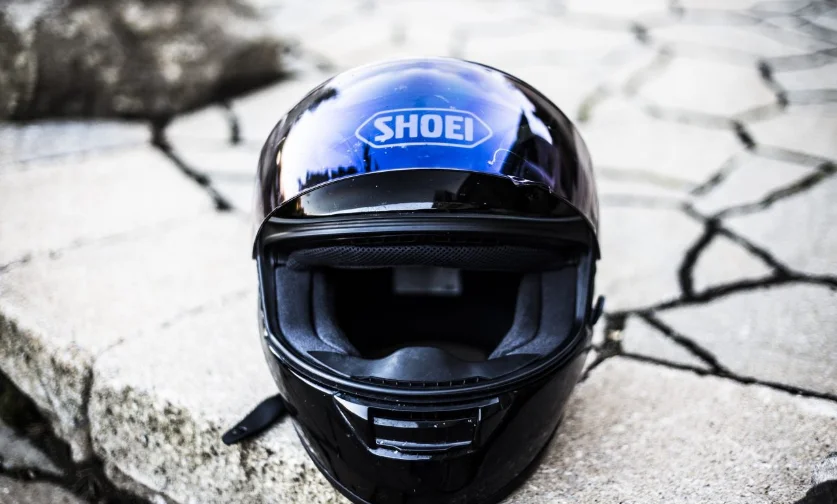Bande réfléchissante pour casque moto : est-ce obligatoire ?