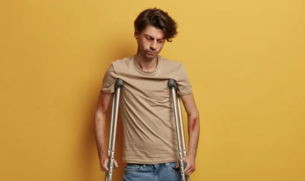 Peut-on faire de la marche avec une côte cassée