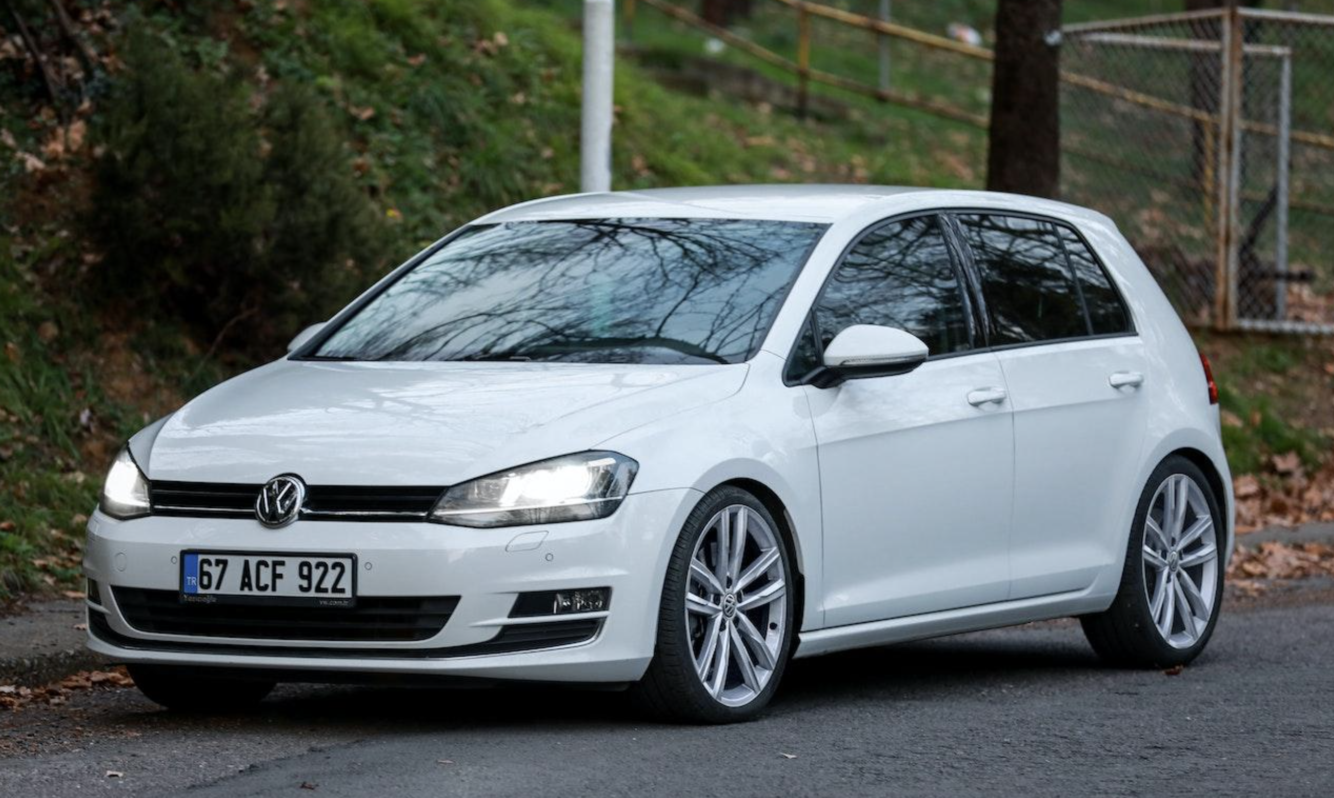 Localisez le fusible d’essuie-glace de votre Golf 5 dans le boîtier du tableau de bord (V12 ou F31) et apprenez à le remplacer facilement pour éviter un tour au garage !