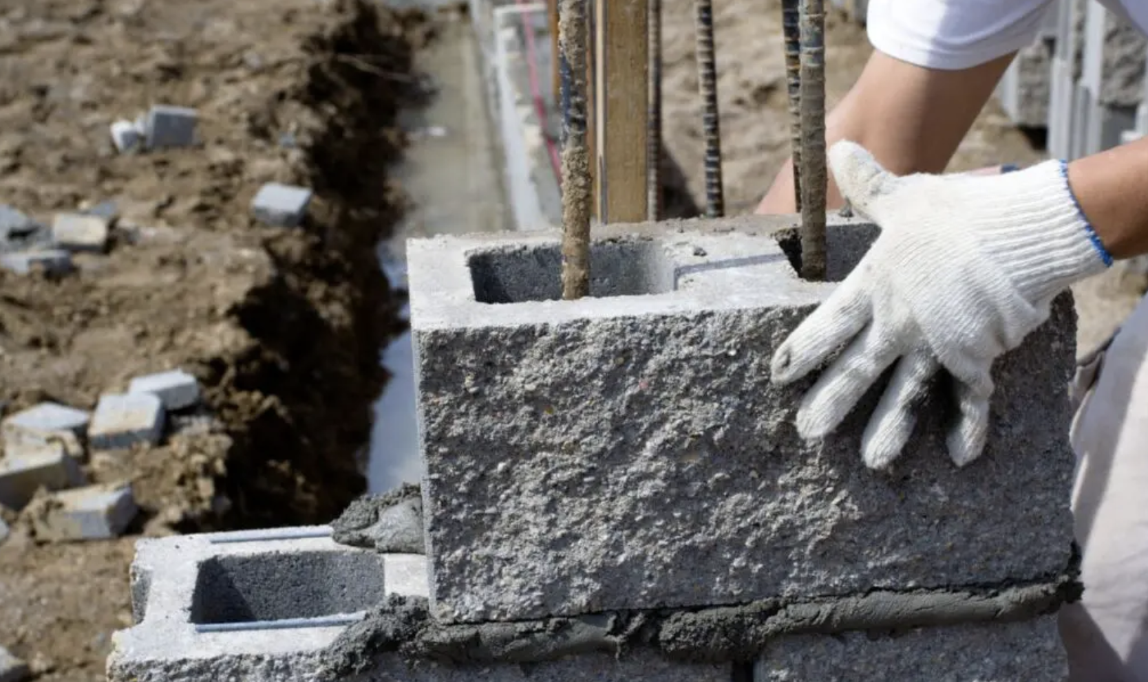 Les étapes clés pour construire un mur en parpaing efficacement