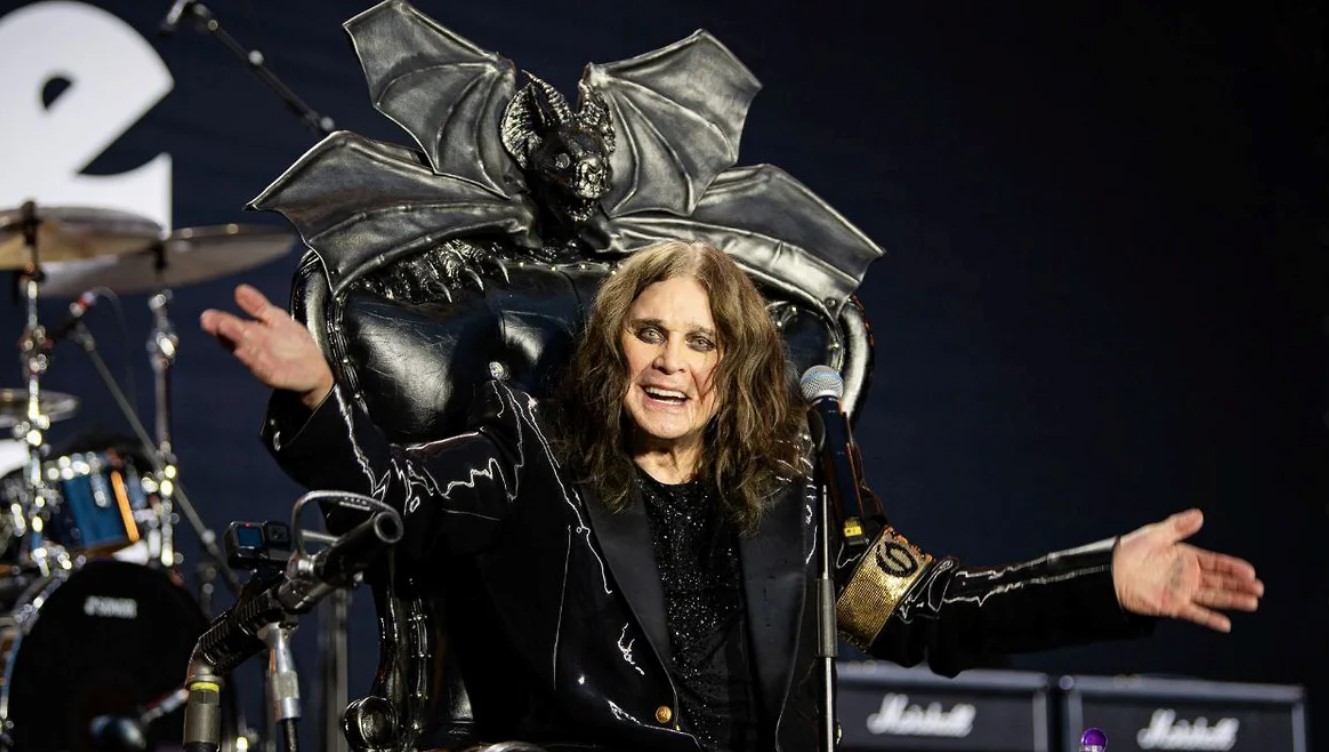 Ozzy Osbourne, légende du heavy metal, s’éteint à 76 ans. De Black Sabbath à son dernier concert, revivez l’héritage d’une icône qui a marqué la musique pour toujours.